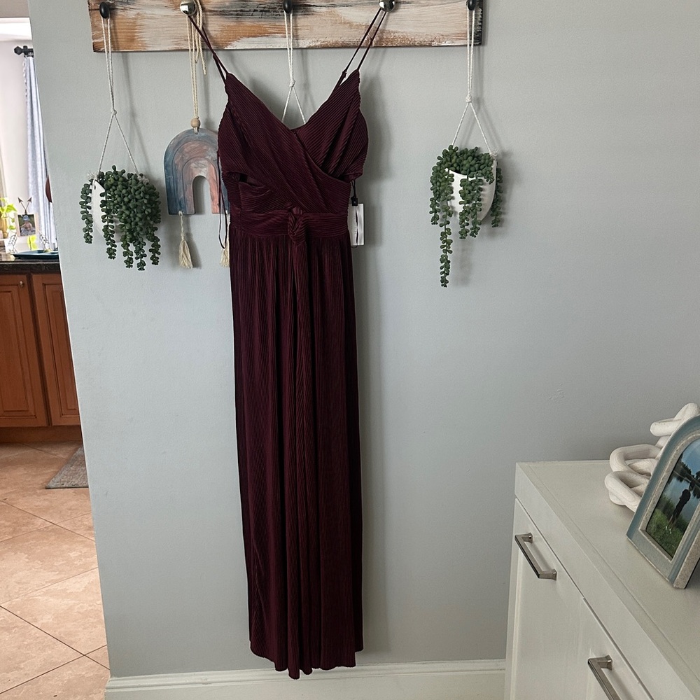 ASTR Sleeveless V-Neck Burgundy Evening jumpsuit with Twist Waist size small